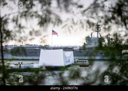 200108-N-BR087-1138 PEARL HARBOR (GENNAIO 8, 2020) La portaerei USS Abraham Lincoln (CVN 72) passa per la USS Arizona Memorial quando arriva alla base congiunta Pearl Harbor-Hickam come parte di uno schieramento intorno al mondo che include uno spostamento homeport a San Diego. Abraham Lincoln è in corso a sostegno degli sforzi di cooperazione in materia di sicurezza marittima nelle aree di funzionamento delle flotte 5th, 6th e 7th negli Stati Uniti dal 1° aprile 2019. (STATI UNITI Navy Photo by Mass Communication Specialist 2nd Class Cole C. Foto Stock