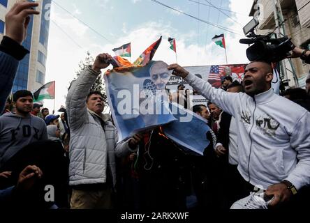 Gaza, Palestina. 28th Gen 2020. I manifestanti palestinesi bruciano poster raffiguranti Benjamin Netanyahu durante una protesta contro il piano di pace degli Stati Uniti sul Medio Oriente a Rafah. Credit: Sopa Images Limited/Alamy Live News Foto Stock