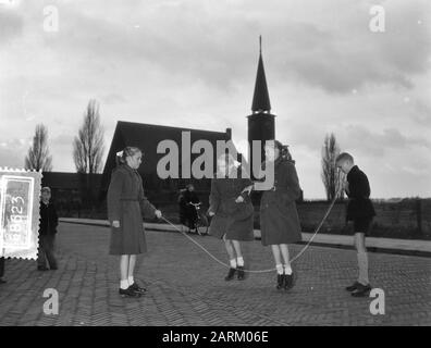 Zwolse Vierling Valigie, 12 Anni, Elly, Rini, Dorothea, Han Data: 25 Novembre 1954 Parole Chiave: Vierlingen Nome Personale: Dorothea, Elly, Han, Kiffers, Rini Foto Stock