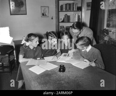 Zwolse Vierling Valigie, 12 Anni, Elly, Rini, Dorothea, Han Data: 25 Novembre 1954 Parole Chiave: Vierlingen Nome Personale: Dorothea, Elly, Han, Kiffers, Rini Foto Stock