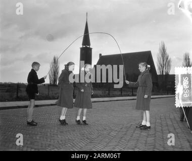 Zwolse Vierling Valigie, 12 Anni, Elly, Rini, Dorothea, Han Data: 25 Novembre 1954 Parole Chiave: Vierlingen Nome Personale: Dorothea, Elly, Han, Kiffers, Rini Foto Stock