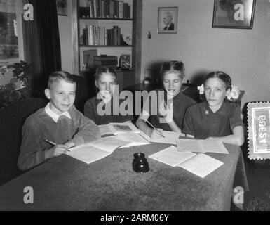 Zwolse Vierling Valigie, 12 Anni, Elly, Rini, Dorothea, Han Data: 25 Novembre 1954 Parole Chiave: Vierlingen Nome Personale: Dorothea, Elly, Han, Kiffers, Rini Foto Stock