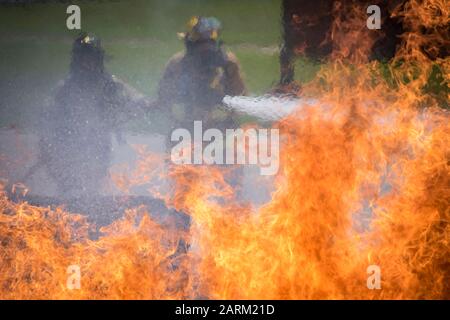 I membri dell'aria 121 ala di rifornimento dei Vigili del Fuoco in treno con un live fire esercizio fisico durante la vigile protezione 19-4, in Reynoldsburg, Ohio, e il Agosto 5, 2019, all'Ohio Fire Academy di Reynoldsburg, Ohio. Vigili Guard riunisce oltre 3.000 personale da oltre 90 locali, statali e federali di formare e sviluppare il disastro le capacità di risposta nel più grande esercizio del suo genere nello stato della storia.(STATI UNITI Air National Guard foto di Tech. Sgt. Joe Harwood) Foto Stock