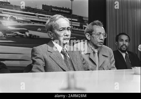 Partenza da Schiphol dalla delegazione di cinque Molucche del Sud per un viaggio di orientamento in Indonesia; Kuhuwael con destra Mantouw e Rutumalessy durante la conferenza stampa Data: 4 febbraio 1978 luogo: Noord-Holland, Schiphol Parole Chiave: Delegazioni, viaggi, partenze, aeroporti Foto Stock