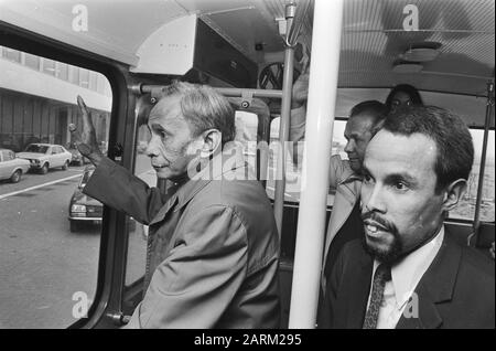 Partenza da Schiphol dalla delegazione di cinque Molucche del Sud per un viaggio di orientamento in Indonesia; Kuhuwael e Rutumalessy Data: 4 febbraio 1978 Località: Noord-Holland, Schiphol Parole Chiave: Delegazioni, viaggi, partenze, aeroporti Foto Stock