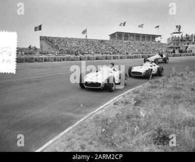 Gran Premio dei Paesi Bassi Zandvoort. Fangio in Mercedes (il vincitore più tardi), dietro di esso team collega Stirling Moss Data: 19 Giugno 1955 Località: Noord-Holland, Zandvoort Parole Chiave: Automobili, sport Nome personale: Fangio J.M., Moss, Stirling Nome istituzionale: Mercedes Foto Stock