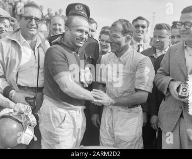 Gran Premio dei Paesi Bassi Zandvoort. Il vincitore J. M. Fangio (a sinistra) si congratula con il suo compagno di squadra Stirling Moss, entrambi alla guida di Mercedes Data: 19 Giugno 1955 Località: Noord-Holland, Zandvoort Parole Chiave: Automobili, piloti, sport Nome del personale: Fangio J.M., Moss, Stirling Foto Stock