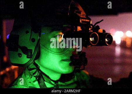 Master Sgt. Thirasack Bone, 1st Helicopter Squadron Special Missions Aviator, atterra dopo una missione su Joint base Andrews, MD, 30 ottobre 2019. Il sistema 1st HS esegue missioni di sollevamento ad alta priorità e fornisce una risposta di emergenza nel sistema NCR. (STATI UNITI Air Force photo by Airman 1st Class Noah Sudolcan) Foto Stock