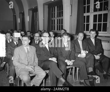 ' Oscar Panno, Hermann Pilnik, Boris Spassky, Laszlo Szabó, Miroslav Filip Nederlands: Collectie / Archief : Fotocollectie Anefo Reportage / Serie : [ Onbekend ] Beschrijving : Loting Wereldschaakkandidatentoernooernooi Amsterdam Datum : 26 Maart 1956 Locatie : Amsterdam, Noschwoeden-Treff : Bilsen, Joop van / Anefo Auteursrechthebbende : Nationaal Archief Materiaalsoort : Negatief (zwart/wit) Nummer archivefinventaris : bekijk toegang 2.24.01.04 Bestanddeelnummer : 907-6590; ' Foto Stock