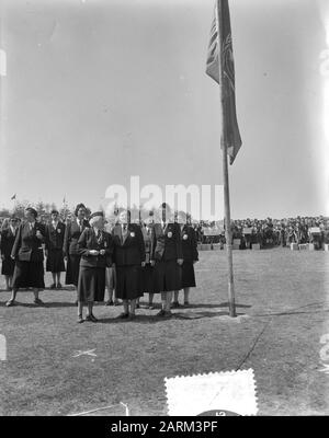 Regina Juliana e Principessa Marijke al Goudsberg a 40 anni Dutch Boy Scout's Guild (N.P.G.) Celebration 40th anniversario N.P.G. sul Goudsberg a Lunteren. Patron Queen Juliana fa un tour del sito Annotation: Left next to Queen Juliana The presidente of the NPG, Mrs. J. van Nispen-van Wely Date: May 22, 1956 Location: Lunch Keywords: Anniversari, regine, Boy Scouts, principesse Nome personale: Juliana (Queen Netherlands) Institution name: Dutch Boy Scout Guild Foto Stock