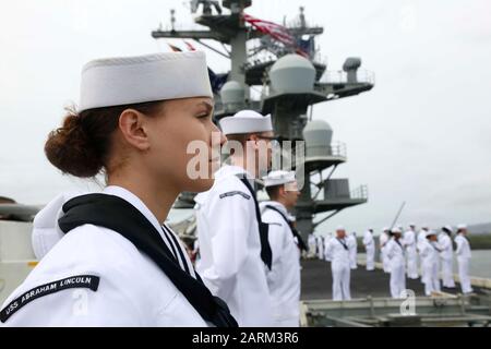 200114-N-PW030-1200PEARL PORTO (GEN. 14, 2020) Aviation Boatswain's Mate Airman Reclutare Lauren Hutcherson mans le rotaie della portaerei USS Abraham Lincoln (CVN 72), mentre la nave tira fuori dalla base comune Pearl Harbor-Hickam dopo una visita al porto programmata. Il Abraham Lincoln Carrier Strike Group è distribuito nell'area di operazioni della U.S. 3rd Fleet a sostegno della sicurezza e della stabilità nella regione dell'Indo-Pacific. Con Abraham Lincoln come ammiraglia, i beni del gruppo di sciopero schierati includono il personale ed il velivolo del gruppo di colpo del vettore (CSG) 12, dello squadrone di Destroyer (DESRON) 2 e dell'aria del vettore W Foto Stock