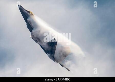 Paul Lopez, comandante del team Demo F-22, esegue la manovra del ciclo di potenza durante lo Spirit of St. Louis Air Show 7-8 settembre 2019. Utilizzando la tecnologia di vettorizzazione di spinta del più importante combattente di 5th generazione del mondo, il power loop mostra la capacità di Raptor di eseguire una rotazione all'indietro completa attraverso l'aria pur rimanendo completamente fermo. (STATI UNITI Foto dell'aeronautica di 2nd Lt. Sam Eckholm) Foto Stock