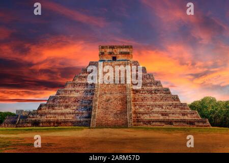 Tramonto sulla Piramide Kukulcan a Chichen Itza, Messico, le più grandi città archeologiche della civiltà Maya precolombiana nello Yucatan Peninsul Foto Stock