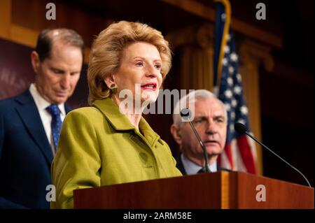 Washington, Stati Uniti. 28th Gen 2020. Il senatore statunitense Debbie Stabenow (D-MI) discute del processo di impeachment a Washington, DC. Credit: Sopa Images Limited/Alamy Live News Foto Stock