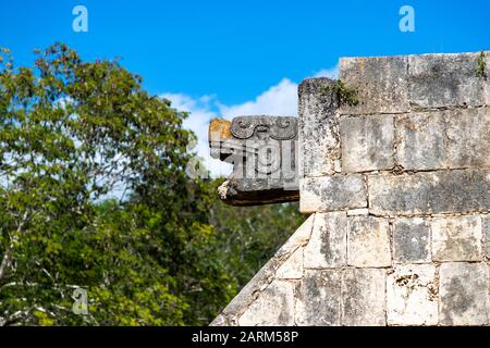 Antica scultura maya di una testa serpente che custodisce la piattaforma di Venere a Chichen Itza, un sito patrimonio dell'umanità dell'UNESCO e una delle nuove sette meraviglie Foto Stock