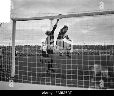 Calcio DOS contro Feijenoord 4-0. Momento del gioco Data: 28 ottobre 1956 Parole Chiave: Sport, calcio Nome dell'istituzione: Feyenoord Foto Stock