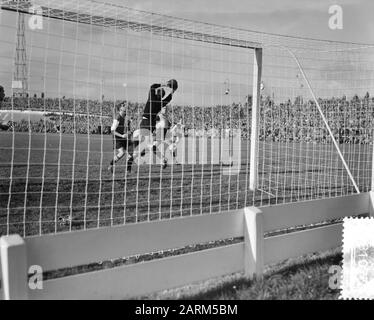 Calcio DOS contro Feijenoord 4-0. Momento del gioco Data: 28 ottobre 1956 Parole Chiave: Sport, calcio Nome dell'istituzione: Feyenoord Foto Stock