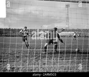 Calcio DOS contro Feijenoord 4-0. Momento del gioco Data: 28 ottobre 1956 Parole Chiave: Sport, calcio Nome dell'istituzione: Feyenoord Foto Stock