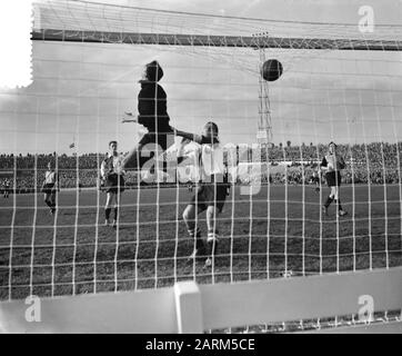 Calcio DOS contro Feijenoord 4-0. Momento del gioco Data: 28 ottobre 1956 Parole Chiave: Sport, calcio Nome dell'istituzione: Feyenoord Foto Stock