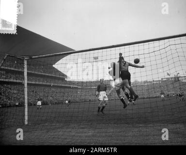 Calcio. Danimarca - Paesi Bassi (2-2) Momento Del Gioco. Bram Appel in un duello aereo con il portiere danese Data: 4 novembre 1956 posizione: Copenaghen Parole Chiave: Sport, calcio Foto Stock