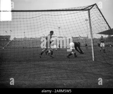 Calcio. Danimarca - Paesi Bassi (2-2) Momento Del Gioco. Portiere danese ha la palla Data: 4 novembre 1956 Località: Copenaghen Parole Chiave: Sport, calcio Foto Stock