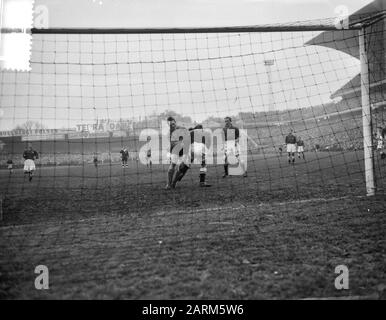 Calcio. Danimarca - Paesi Bassi (2-2) Momento Del Gioco. Bram Appel è inciampato dal portiere danese Data: 4 novembre 1956 posizione: Copenaghen Parole Chiave: Sport, calcio Foto Stock