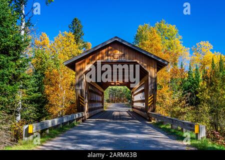 Il ponte Coperto di Smith Rapids nel Chequamegon - Nicolet National Forest vicino a Minocqua, Wisconsin, USA. Foto Stock