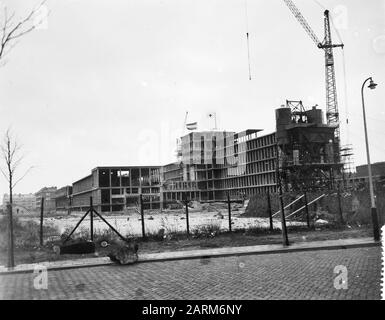 Sollevamento della bandiera al Roode Kruisziekenhuis all'Aia Data: 10 gennaio 1958 luogo: L'Aia, Zuid-Holland Parole Chiave: Bandiere Nome dell'istituzione: Rode Kruis Hospital Foto Stock