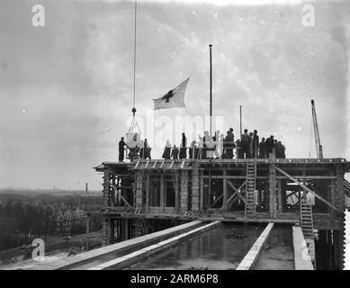 Sollevamento della bandiera al Roode Kruisziekenhuis all'Aia Data: 10 gennaio 1958 luogo: L'Aia, Zuid-Holland Parole Chiave: Bandiere Nome dell'istituzione: Rode Kruis Hospital Foto Stock