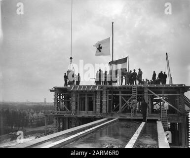 Sollevamento della bandiera al Roode Kruisziekenhuis all'Aia Data: 10 gennaio 1958 luogo: L'Aia, Zuid-Holland Parole Chiave: Bandiere Nome dell'istituzione: Rode Kruis Hospital Foto Stock