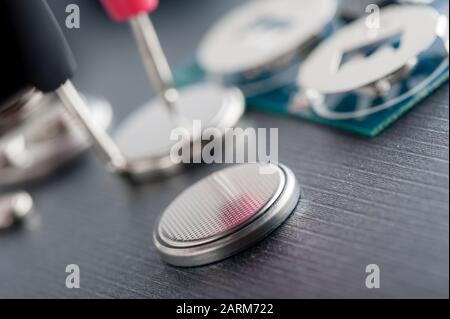 batteria pulsante di closeup o orologio batteria o moneta cella, utilizzato per alimentare piccoli dispositivi elettronici come orologi da polso o computer scheda madre. Foto Stock