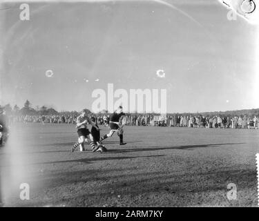 Hockey con gli studenti di Delft 2-2, duello tra Van Erven Dorens (June) e portiere Huibrechtsen (metà Data: 16 Novembre 1958 Ubicazione: 1955 Parole Chiave: Duelli, hockey Foto Stock