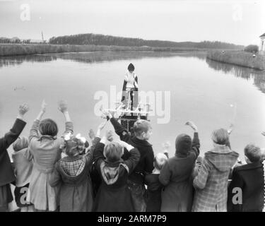 San Nicola visits Burgervlotbrug on pedal bike Data: 25 novembre 1958 Nome personale: Sinterklaas Foto Stock