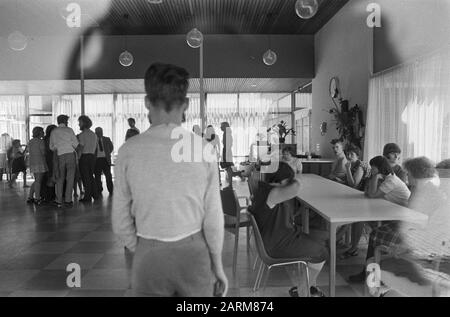 Quattro morti in casa per disabili mentali e fisici a Heerde, genitori e infermieri nei bambini dopo il fuoco / Data: 6 agosto 1973 posizione: Heerde Foto Stock