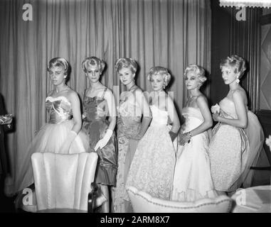 Concorso internazionale di capelli per De Gouden Tulip a Bellevue ad Amsterdam, n.d. Rose (Dld), Agnes (Oostenr Yolande (Francia), Murriel (Eng), Maria (Lux) E Data: Aprile 13th, 1959 Parole Chiave: Acconciature, Concorsi Foto Stock