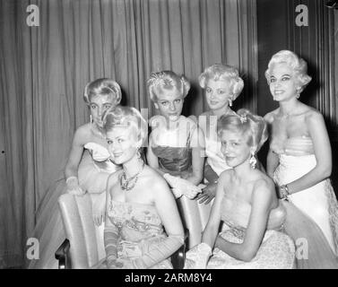 Concorso internazionale di capelli per De Gouden Tulip a Bellevue ad Amsterdam, per v.l.n.r. Yolande (Francia), Irene (Paesi Bassi), alle spalle di v.l.n.r. Rose (Germania), Agnes (Austria) Data: Aprile 13th 1959 Foto Stock