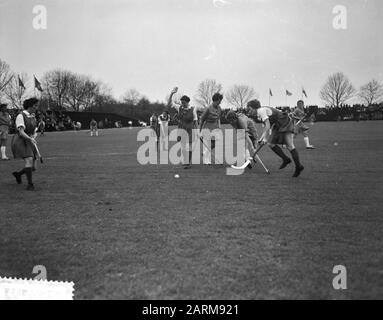 Torneo di hockey su ghiaccio in Amstelveen, Hockeymatch Olanda contro Irlanda Data: 25 aprile 1959 Foto Stock