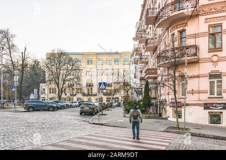 Kiev, Ucraina - 03 gennaio 2020: Passeggiata nel centro di Kiev. Frammento dell'architetto di strada Gorodetsky. Foto Stock