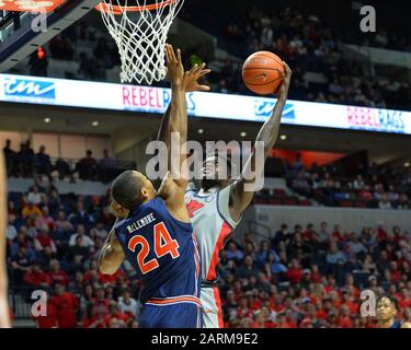 Oxford, Stati Uniti. 28th Gen 2020. OLE' Miss avanti, Khadim Sy (3), va al basket durante il NCAA gioco di basket tra le Auburn Tigers e l'Ole 'Miss Ribelli al Pavillion a Oxford, MS. Kevin Langley/Sports South Media/Csm/Alamy Live News Foto Stock