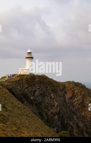 Byron Bay, Nuovo Galles del Sud, Australia - 16 Dicembre 2019 : il bellissimo faro di Cape Byron durante il tramonto Foto Stock