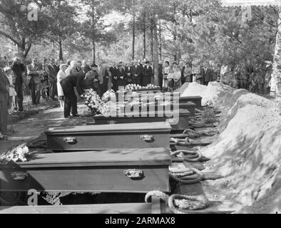 Ri-sepoltura delle vittime uccise a Dachau al cimitero d'onore Loenen sul Veluwe. Religiosi laici wreaths Data: 26 agosto 1959 luogo: Loenen (Veluwe), Paesi Bassi Parole Chiave: Cimiteri, funerali Foto Stock