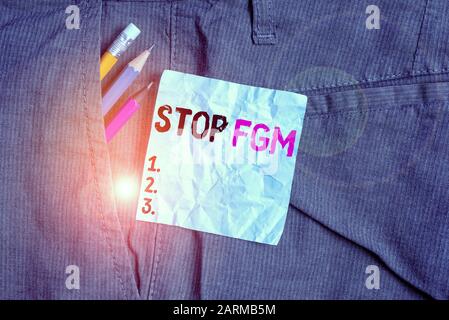 Parola di scrittura di testo Stop fgm. Business photo vetrina per porre fine o stop sul taglio genitale e la circoncisione iscritto attrezzature e blue note ins della carta Foto Stock