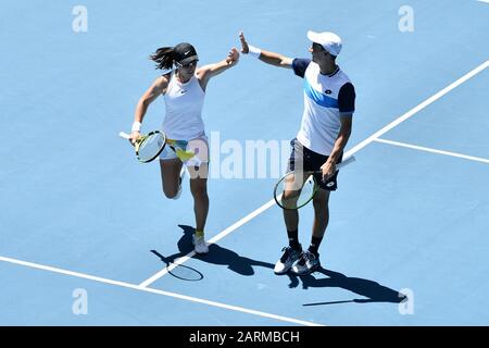 Melbourne, Australia. 29th Gen 2020. Zheng Saisai (L) della Cina/Joran Vliegen del Belgio festeggia durante la partita australiana Open Mixed Doubles Quartermfinal contro Betanie Mattek-Sands degli Stati Uniti/Jamie Murray della Gran Bretagna a Melbourne, Australia, 29 gennaio 2020. Credito: Zhu Wei/Xinhua/Alamy Live News Foto Stock