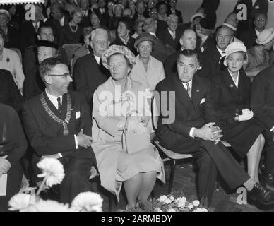 Il principe Bertil di Svezia apre una mostra sul design svedese presso il Museo Stedelijk di Amsterdam V.l.n.r. Mayor Van Hall, Queen Juliana e Prince Bertil Data: 5 ottobre 1959 luogo: Amsterdam, Noord-Holland Parole Chiave: Sindaci, regine, musei, principi, mostre Nome personale: Bertil (Prince Sweden), Hall, G. van, Juliana (queen Netherlands) Foto Stock