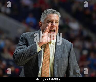 Oxford, Stati Uniti. 28th Gen 2020. Auburn Head Coach, Bruce Pearl, durante la partita di basket NCAA tra le Auburn Tigers e I Ribelli Ole' Miss al Pavillion di Oxford, MS. Kevin Langley/Sports South Media/Csm/Alamy Live News Foto Stock