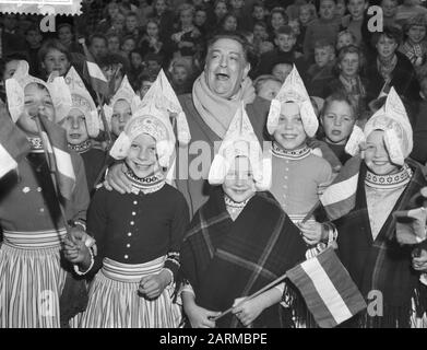 Tito Schipa in Volendam, Tito Schipa canta in background i bambini in costume di Volendam Annotazione: Cantante lirico italiano (tenore) e compositore (1889-1965) Data: 31 ottobre 1959 luogo: Nord -Olanda, Volendam Parole Chiave: Costumi tradizionali, cantanti Nome personale: Schipa, Tito Foto Stock