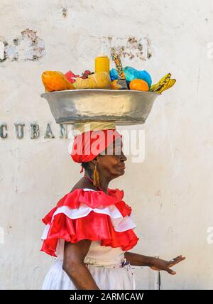 Cartagena, COLOMBIA - Dicembre, 02, 2009: La donna Palenquera vende frutti a Plaza Santo Domingo. Foto Stock