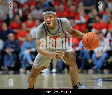 Oxford, Stati Uniti. 28th Gen 2020. OLE' Miss guard, Devontae Shuler (2), in azione durante la partita di basket NCAA tra le Auburn Tigers e I Ribelli Ole' Miss al Pavillion di Oxford, MS. Kevin Langley/Sports South Media/Csm/Alamy Live News Foto Stock