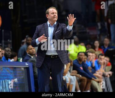 Oxford, Stati Uniti. 28th Gen 2020. OLE' Miss Head Coach, Kermit Davis, durante la partita di basket NCAA tra le Auburn Tigers e I Ribelli Ole' Miss al Pavillion di Oxford, MS. Kevin Langley/Sports South Media/Csm/Alamy Live News Foto Stock