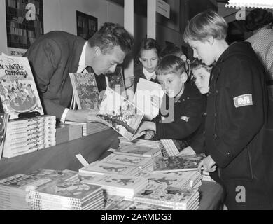 Settimana del libro dei bambini nel Bijenkorf, Jean Saulieu vende i suoi libri Data: 2 aprile 1960 Parole Chiave: Settimana DEL LIBRO dei bambini Nome personale: DULIEU JEAN Foto Stock